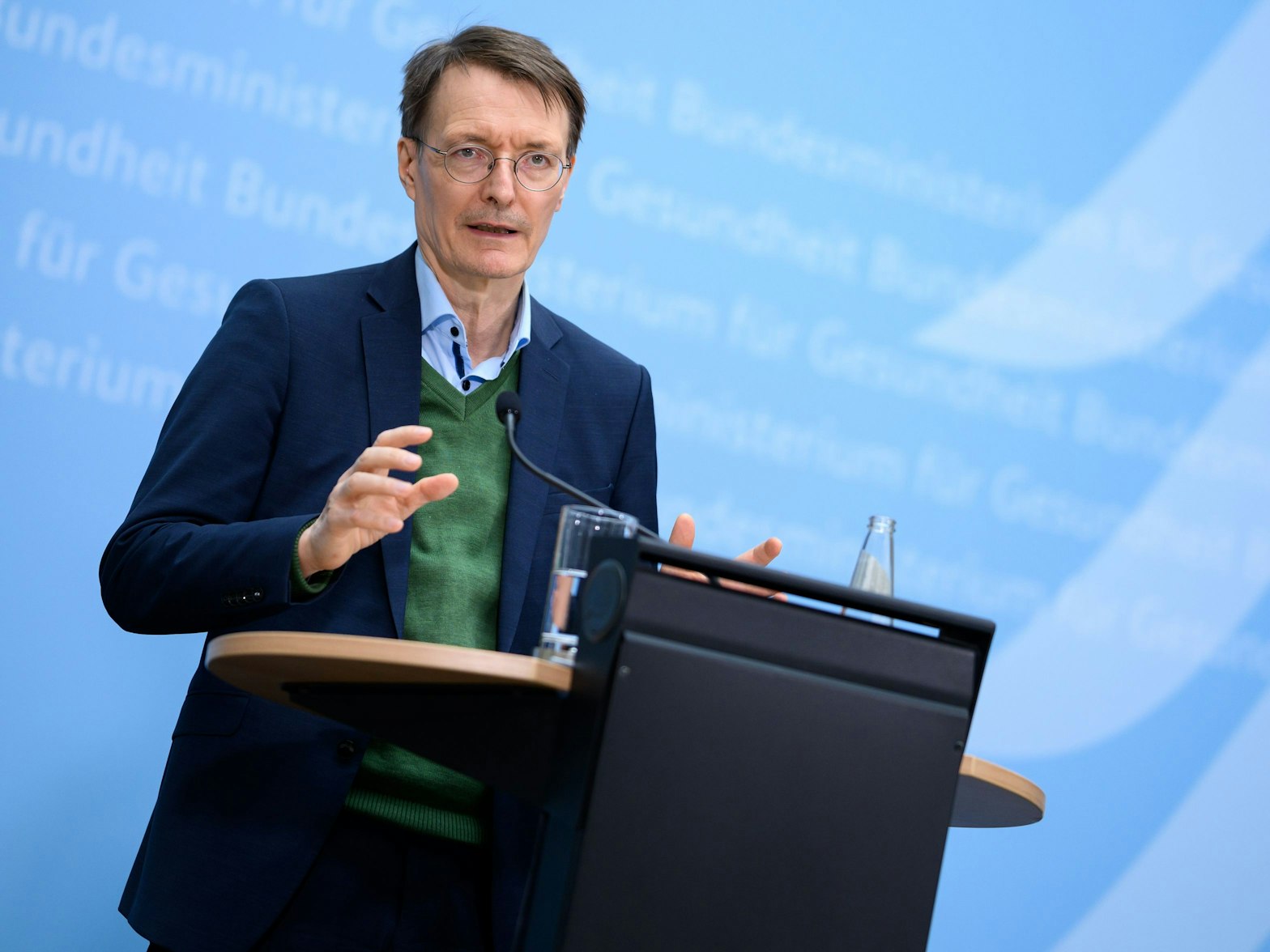 Bundesgesundheitsminister Karl Lauterbach, hier im März 2022, geht davon aus, dass es im September einen neuen Impfstoff gibt.