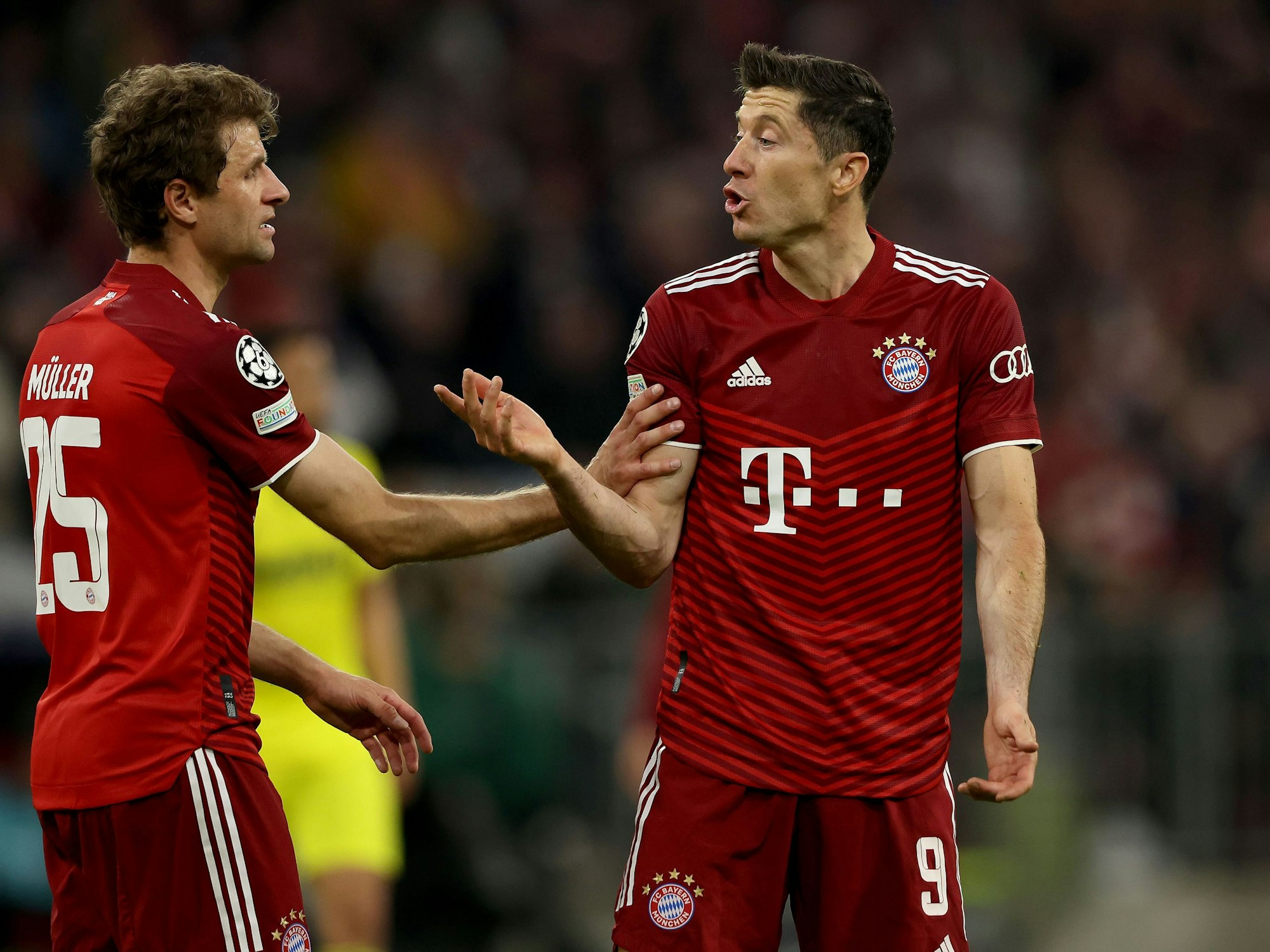 Robert Lewandwoski (r) und Thomas Müller diskutieren auf dem Spielfeld.