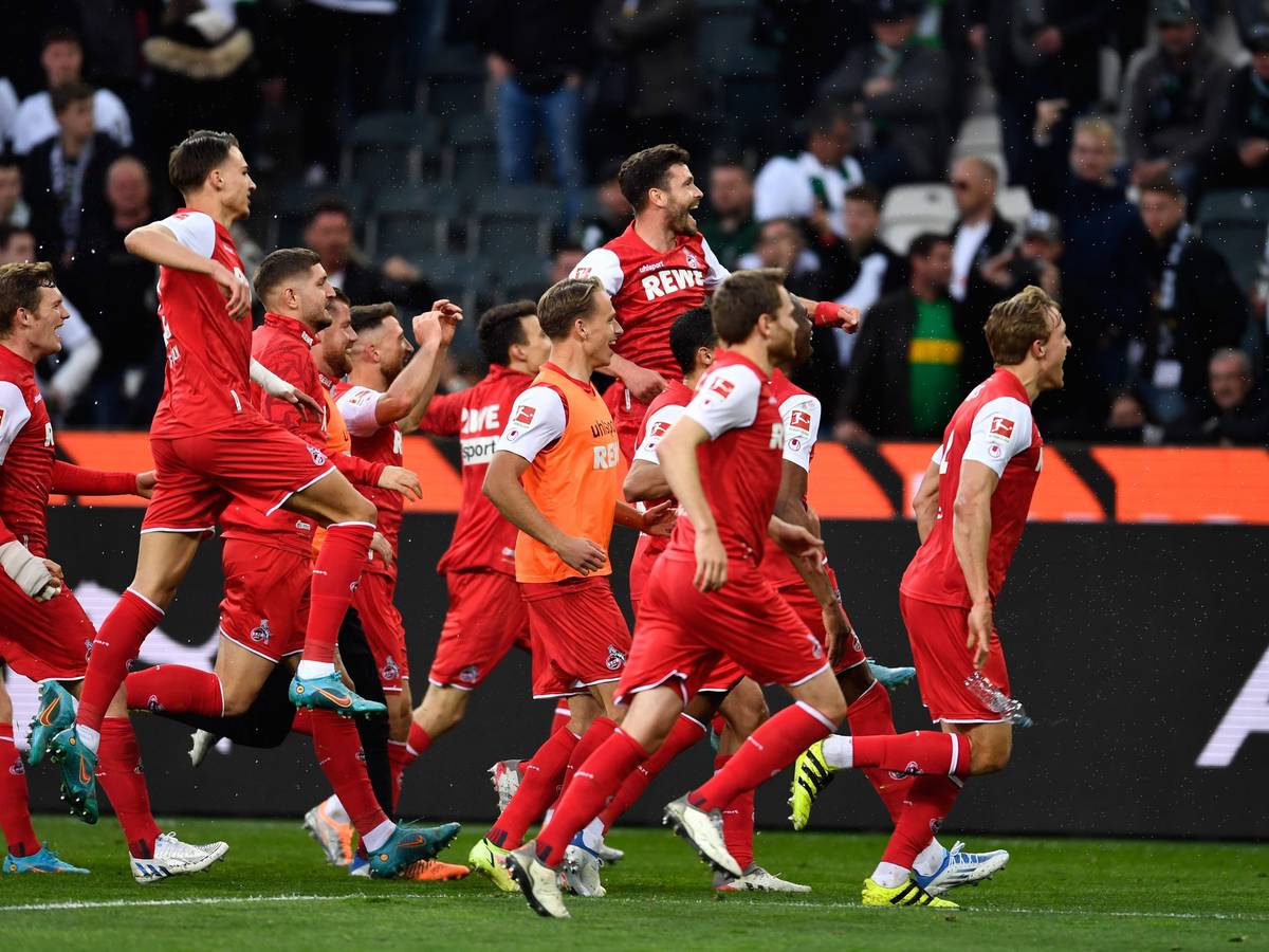 Der 1. FC Köln bejubelt den Derby-Sieg in Mönchengladbach.
