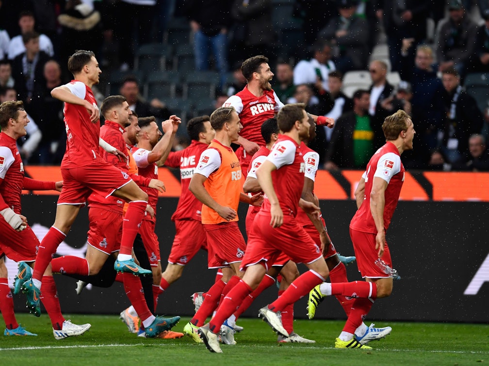 Der 1. FC Köln bejubelt den Derby-Sieg in Mönchengladbach.