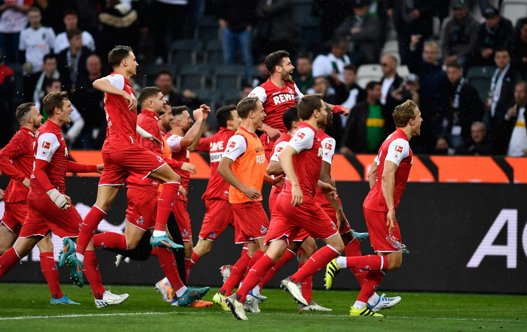 Der 1. FC Köln bejubelt den Derby-Sieg in Mönchengladbach.