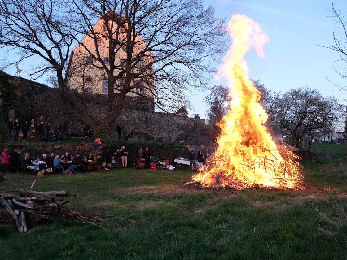 Bei den Vorbereitungen für ein Osterfeuer in Nordhessen ist ein Mann gestorben. Sieben andere Menschen wurden schwer verletzt. unser Foto zeigt ein Osterfeuer in Sachsen am 16. April 2022.