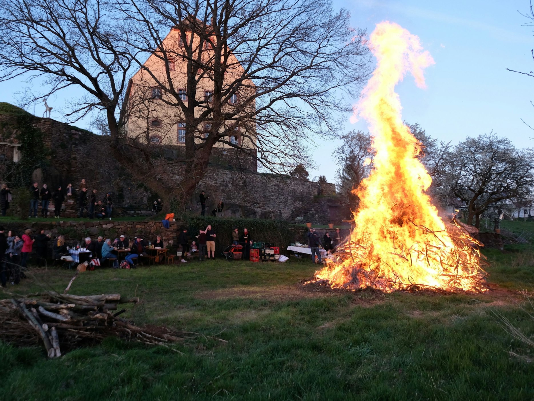 Bei den Vorbereitungen für ein Osterfeuer in Nordhessen ist ein Mann gestorben. Sieben andere Menschen wurden schwer verletzt. unser Foto zeigt ein Osterfeuer in Sachsen am 16. April 2022.