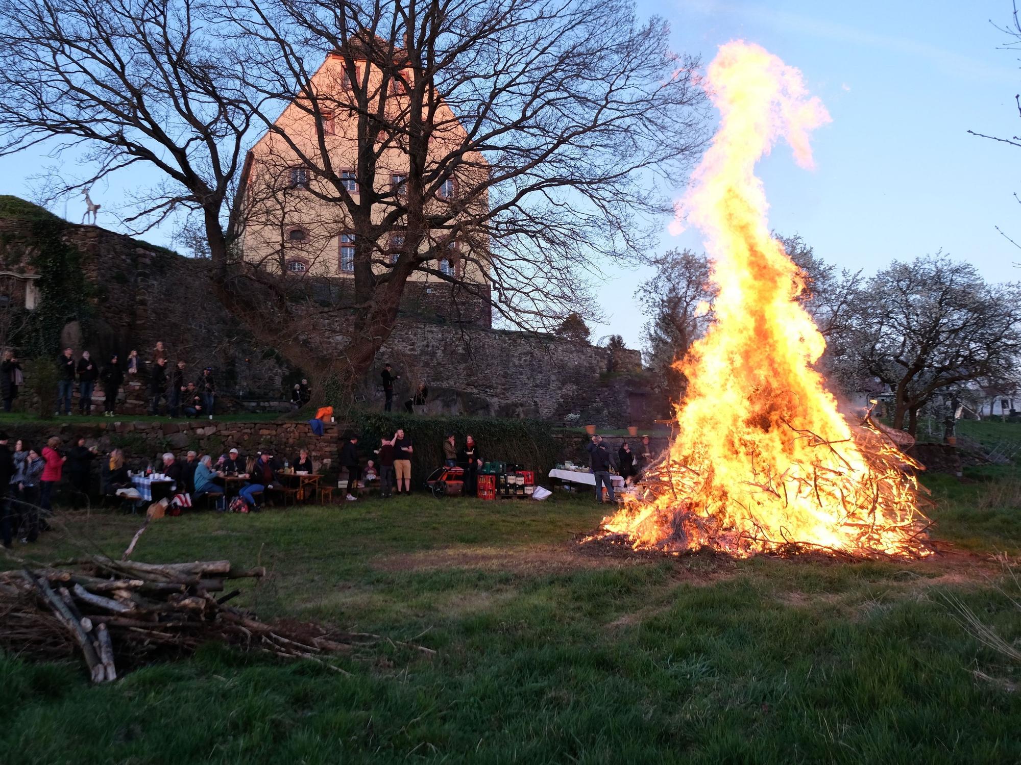 Bei den Vorbereitungen für ein Osterfeuer in Nordhessen ist ein Mann gestorben. Sieben andere Menschen wurden schwer verletzt. unser Foto zeigt ein Osterfeuer in Sachsen am 16. April 2022.