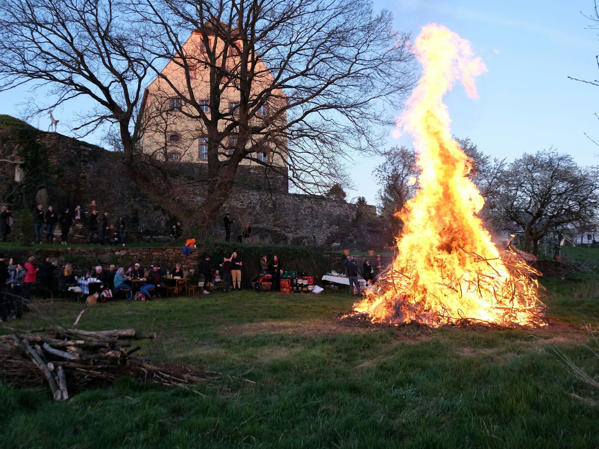 Bei den Vorbereitungen für ein Osterfeuer in Nordhessen ist ein Mann gestorben. Sieben andere Menschen wurden schwer verletzt. unser Foto zeigt ein Osterfeuer in Sachsen am 16. April 2022.