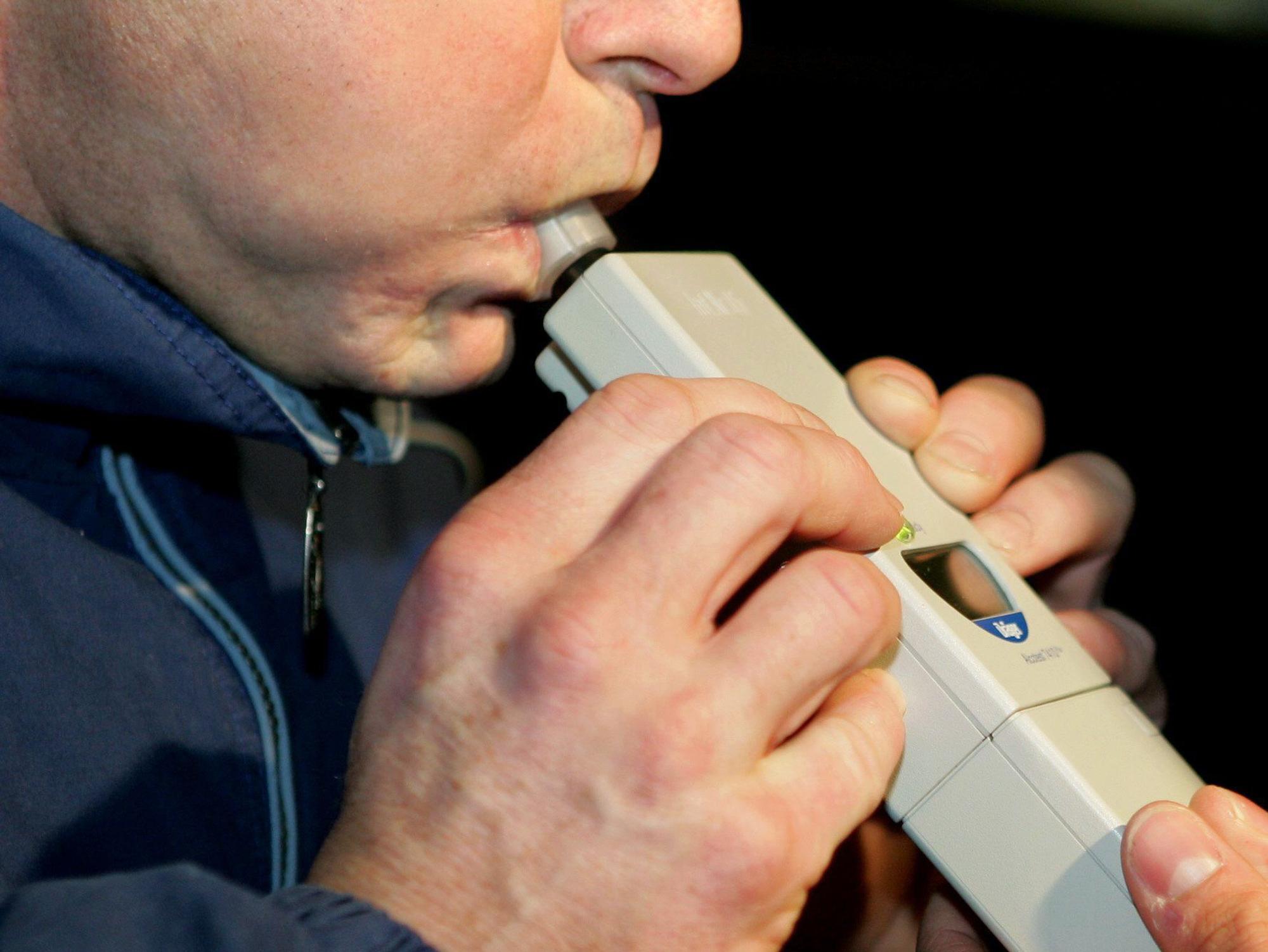 Das Foto zeigt das Durchführen eines Alkoholtests bei einem Mann, aufgenommen am 04. Februar 2005 während einer Polizeikontrolle bei Karlsruhe.