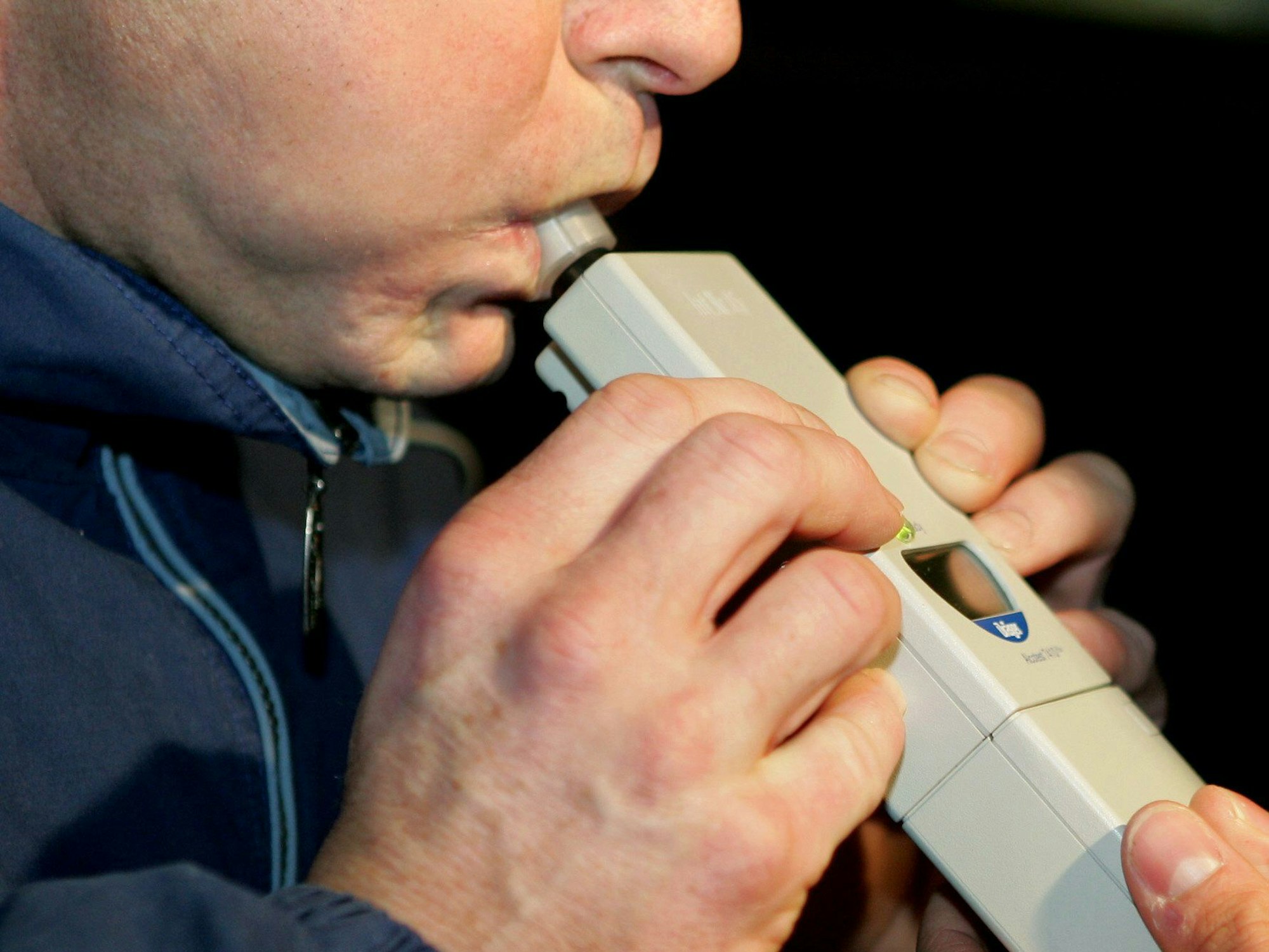 Das Foto zeigt das Durchführen eines Alkoholtests bei einem Mann, aufgenommen am 04. Februar 2005 während einer Polizeikontrolle bei Karlsruhe.