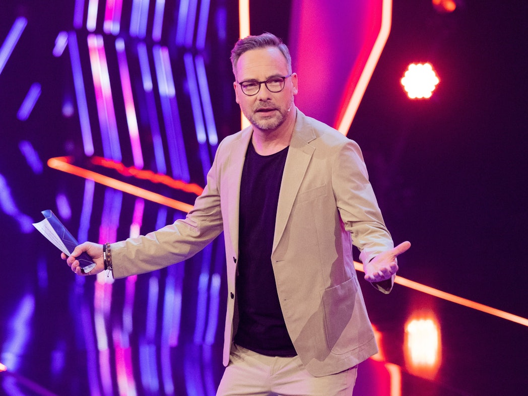 „The Masked Singer“ 2022: Matthias Opdenhövel (hier im April 2022) moderiert die Sendung. Jetzt wendete er sich an eine Frau, aber nicht seine Frau...