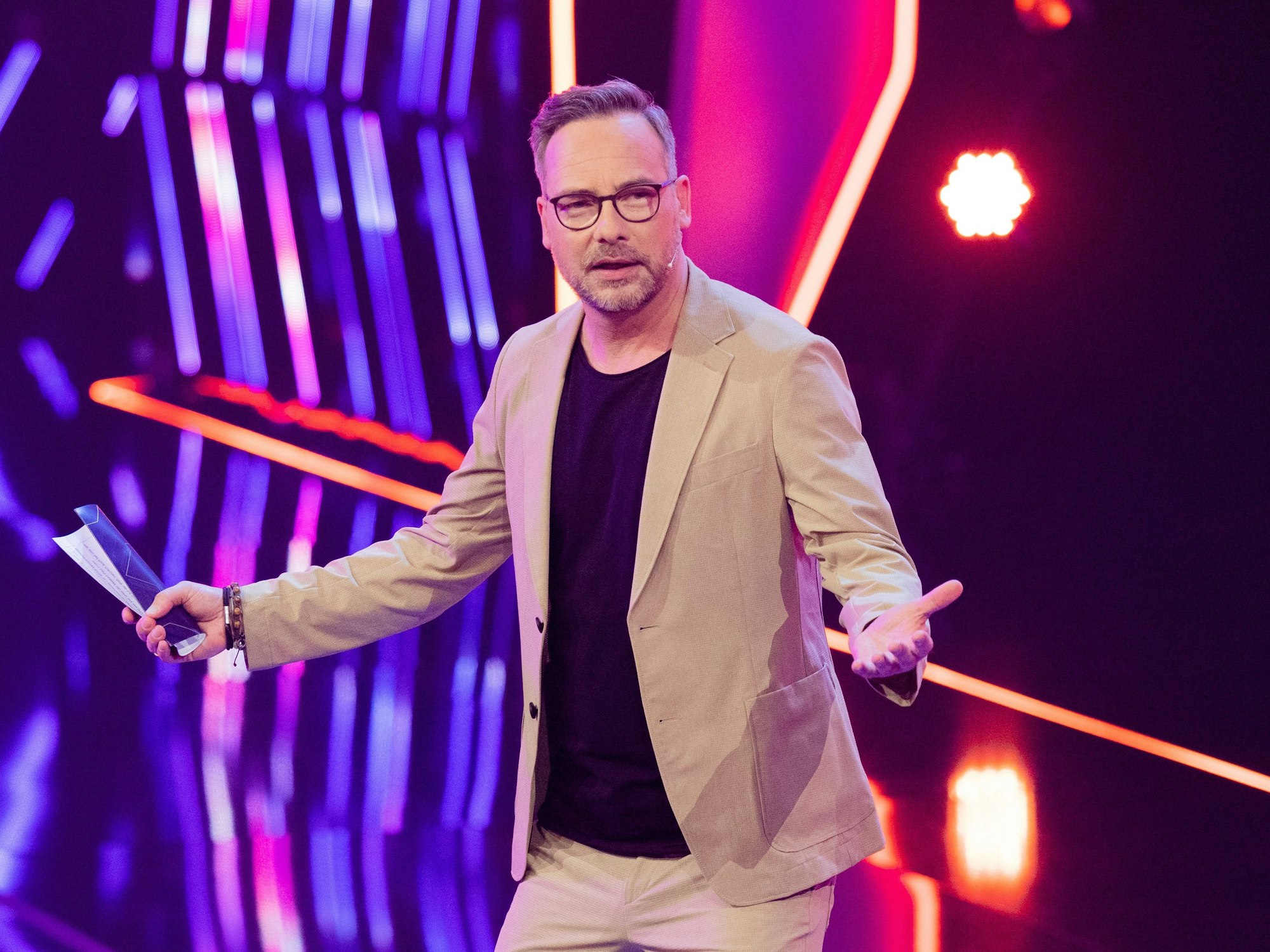 „The Masked Singer“ 2022: Matthias Opdenhövel (hier im April 2022) moderiert die Sendung. Jetzt wendete er sich an eine Frau, aber nicht seine Frau...