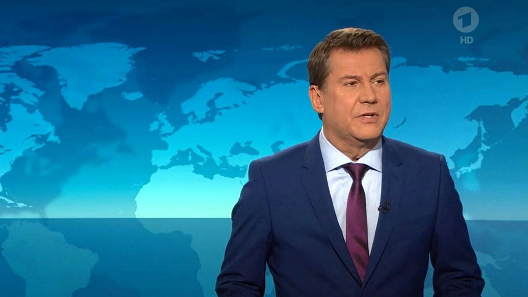 Jens Riewa, hier eine Aufnahme im TV-Studio der „Tagesschau“ vom 04. August 2021, hat am 16. April 2022 in der 20-Uhr-Ausgabe der Nachrichtensendung eine genderneutrale Ansprache gewählt.