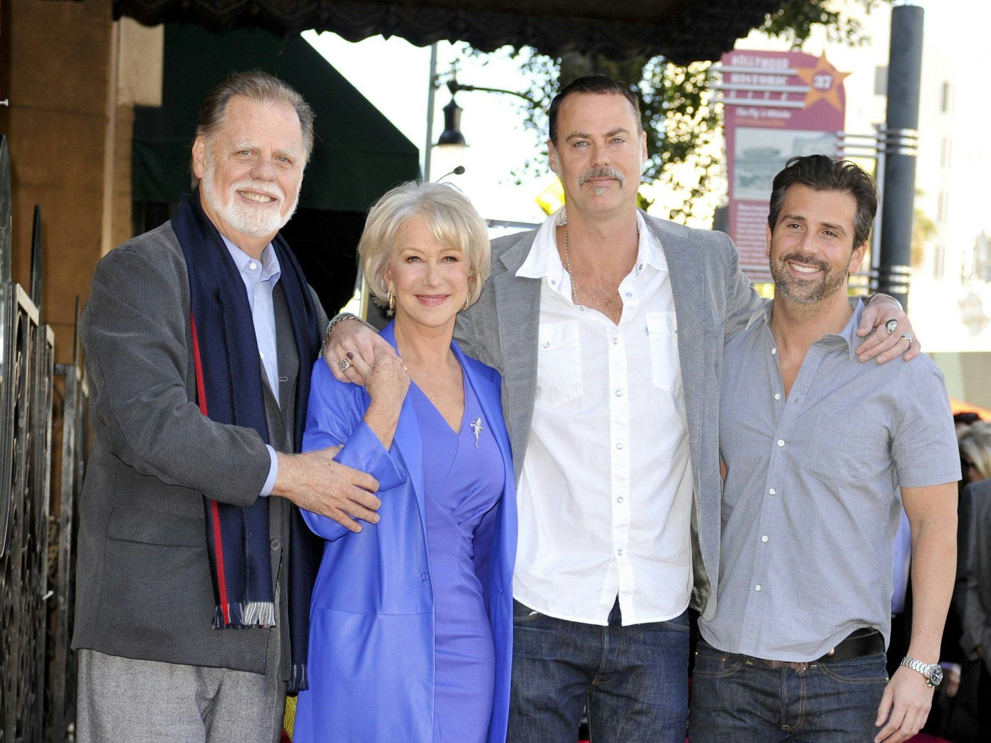 Familienfoto: Das Bild zeigt von links Helen Mirren, Taylor Hackford, Rio Hackford und Alexander Hackford im Jahr 2013. Rio Hackford ist jetzt im Alter von 51 Jahren gestorben.