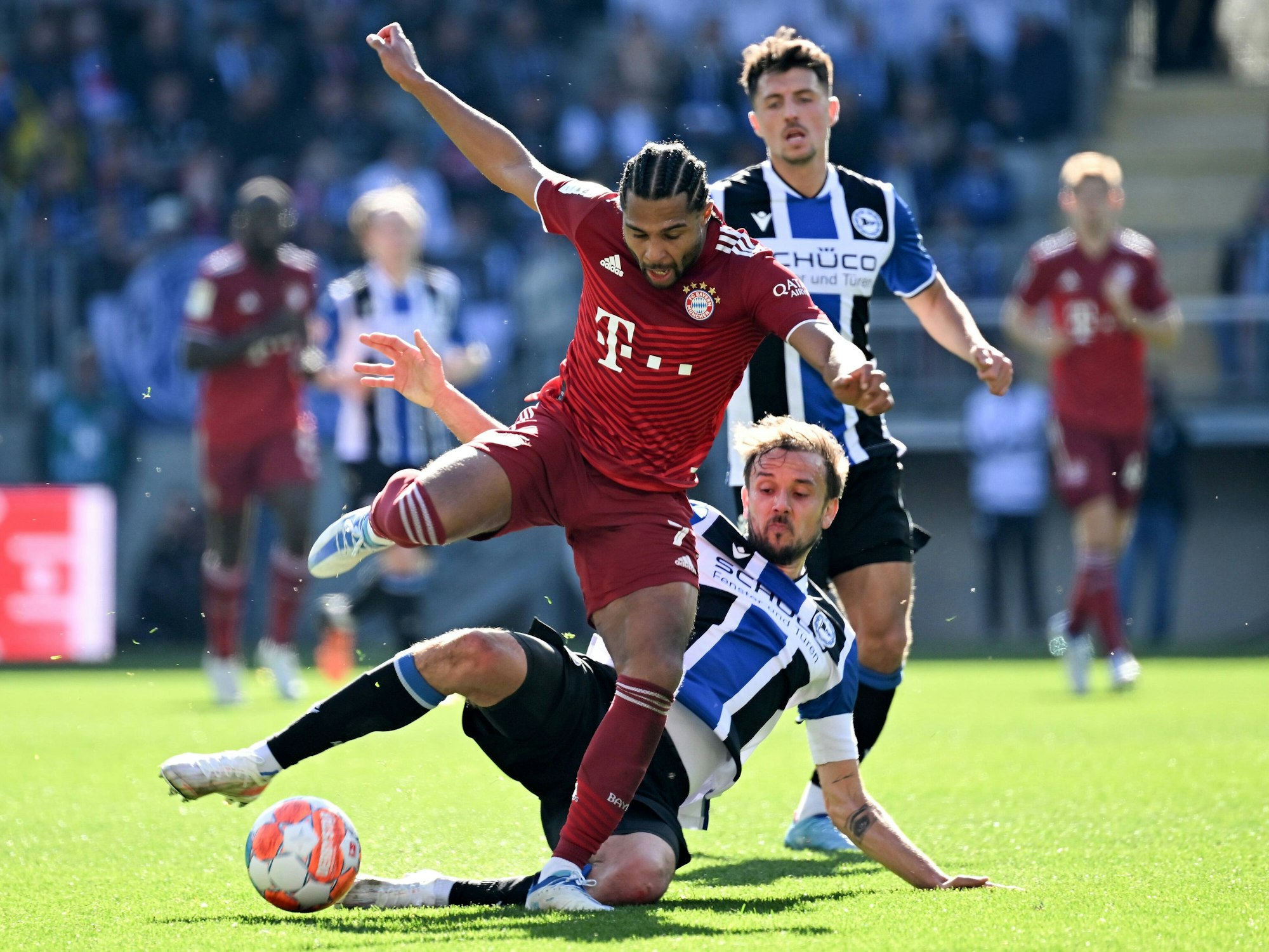 Serge Gnabry setzt sich gegen zwei Bielefelder durch