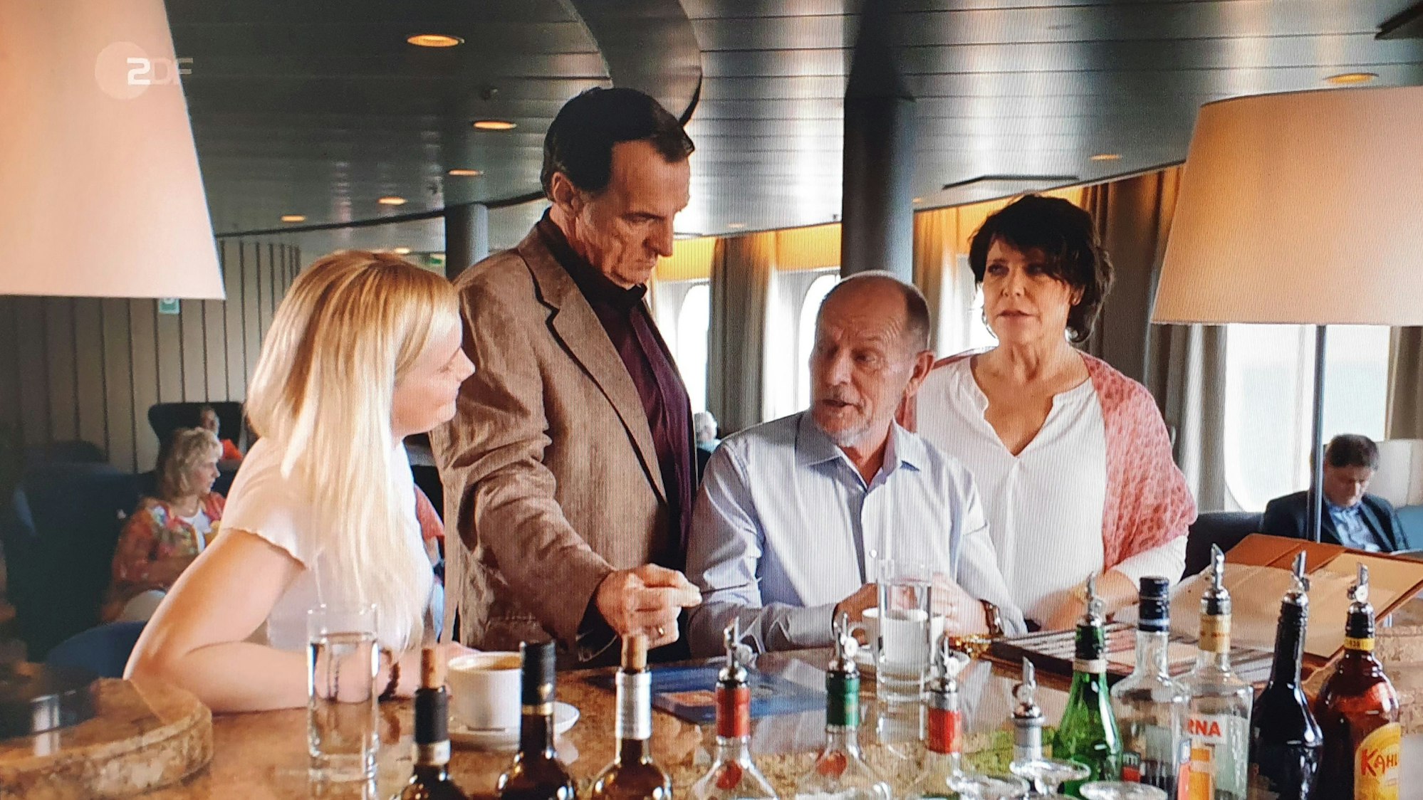 Reiseleiterin Carolin Sattler (echte Reiseleiterin auf dem Schiff), Schauspieler Andreas Hoppe, Kapitän Morten Hansen (der wirkliche Kapitän der MS Artania, auf der ausweichend gedreht wurde) und Schauspielerin Janina Hartwig.