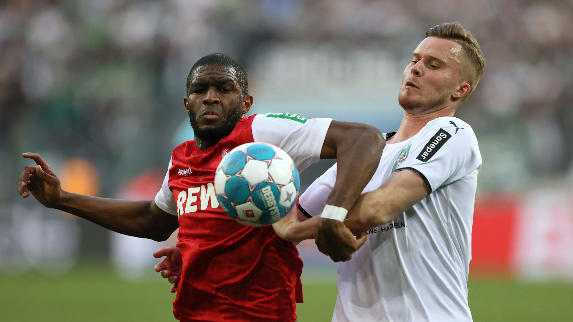 Anthony Modeste kämpft mit Nico Elvedi um den Ball