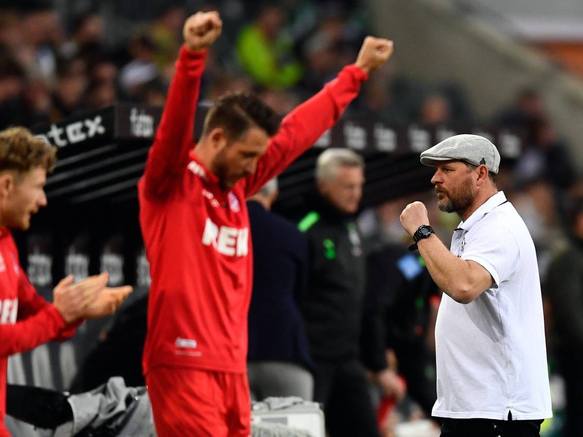 Steffen Baumgart jubelt über den Derby-Sieg gegen Borussia Mönchengladbach.