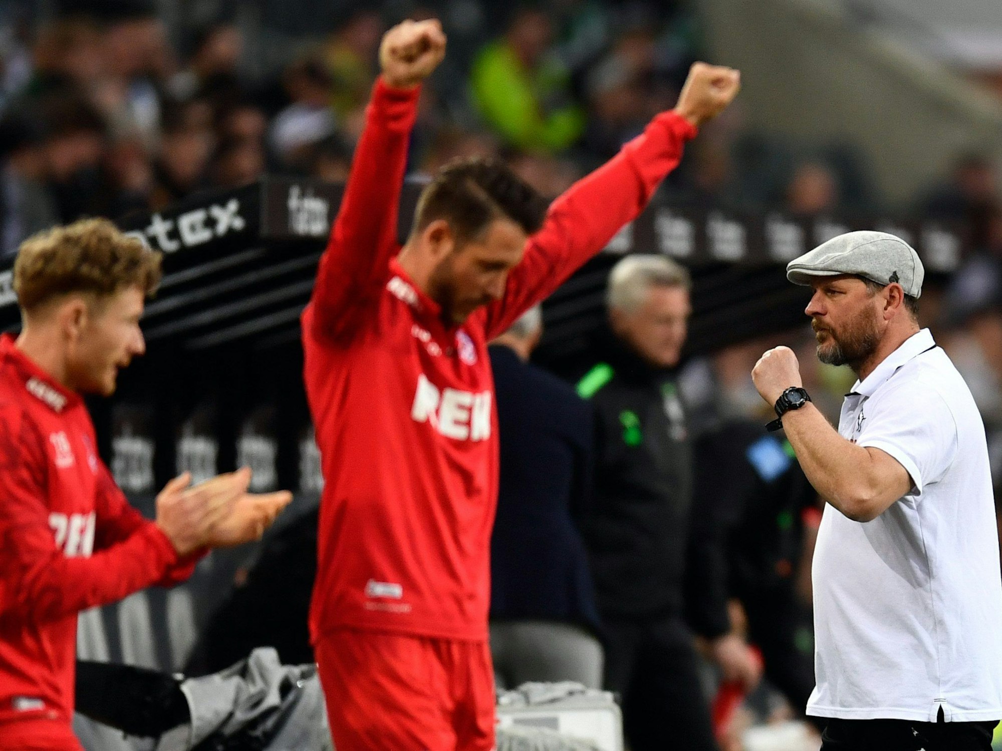 Steffen Baumgart jubelt über den Derby-Sieg gegen Borussia Mönchengladbach.