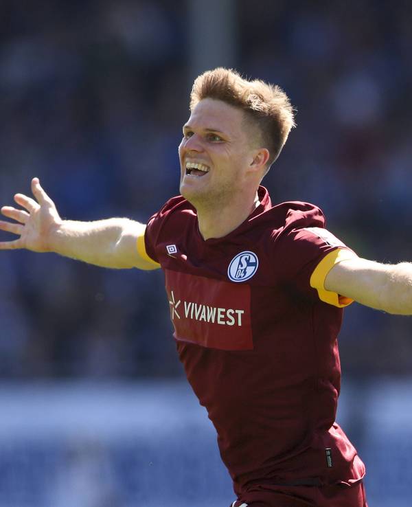 Marius Bülter jubelt mit ausgebreiteten Armen nach seinem Hattrick.
