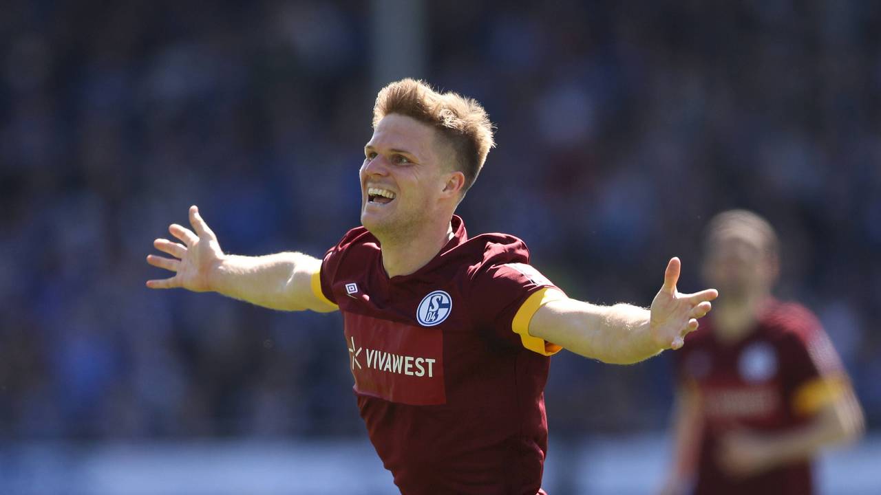 Marius Bülter jubelt mit ausgebreiteten Armen nach seinem Hattrick.