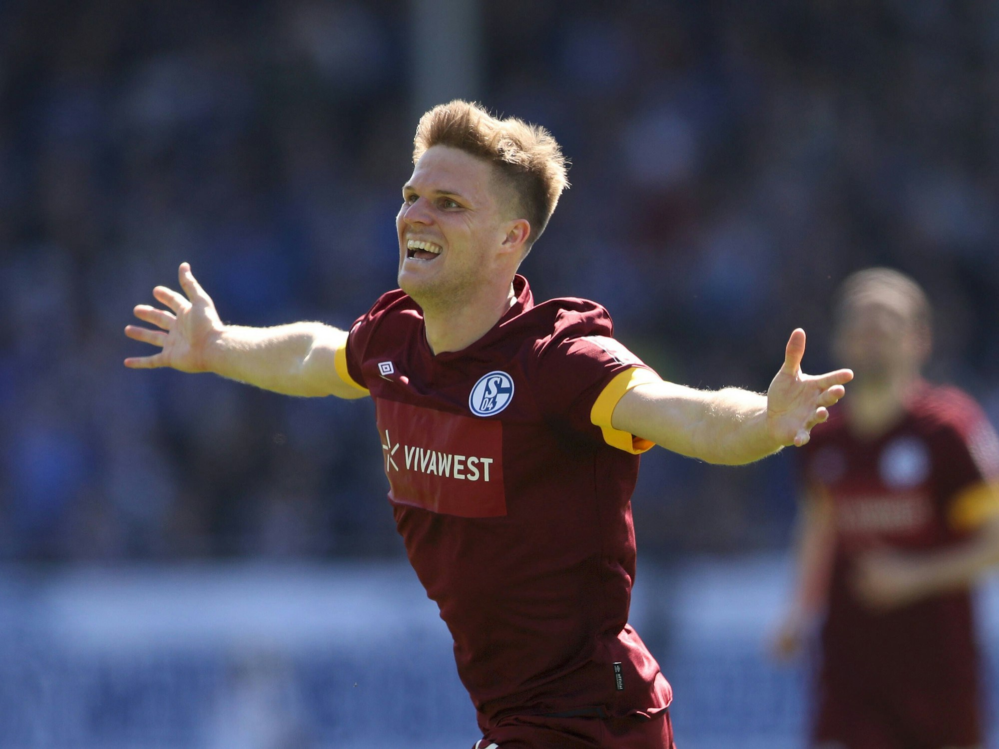 Marius Bülter jubelt mit ausgebreiteten Armen nach seinem Hattrick.