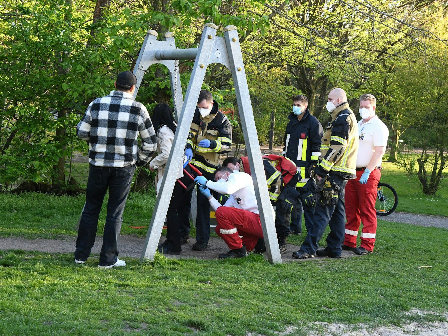 Die Feuerwehr befreit eine Frau in Essen aus einer Babyschaukel.