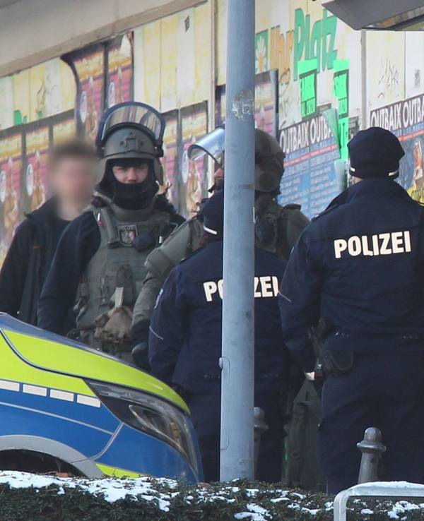 Eskalation in Aachen: Ein Familienstreit endete mit drei Verletzten. Unser Archivbild zeigt einen Polizeieinsatz in der Städteregion Aachen im Jahr 2021.