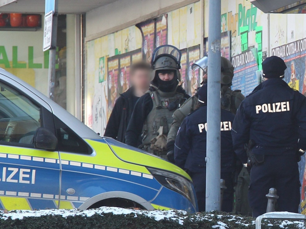 Eskalation in Aachen: Ein Familienstreit endete mit drei Verletzten. Unser Archivbild zeigt einen Polizeieinsatz in der Städteregion Aachen im Jahr 2021.