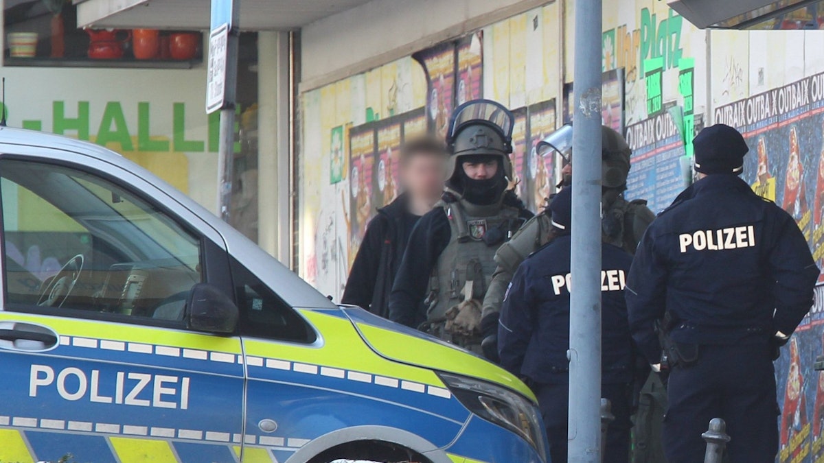 Eskalation in Aachen: Ein Familienstreit endete mit drei Verletzten. Unser Archivbild zeigt einen Polizeieinsatz in der Städteregion Aachen im Jahr 2021.