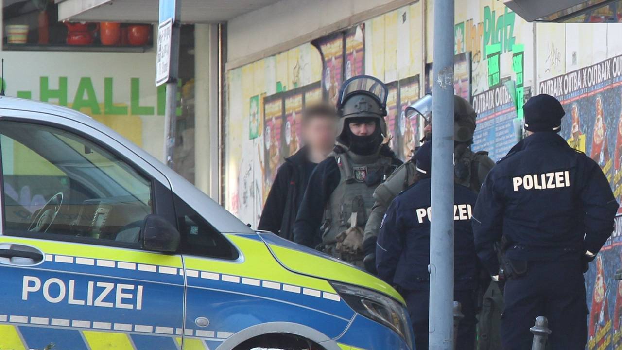 Eskalation in Aachen: Ein Familienstreit endete mit drei Verletzten. Unser Archivbild zeigt einen Polizeieinsatz in der Städteregion Aachen im Jahr 2021.