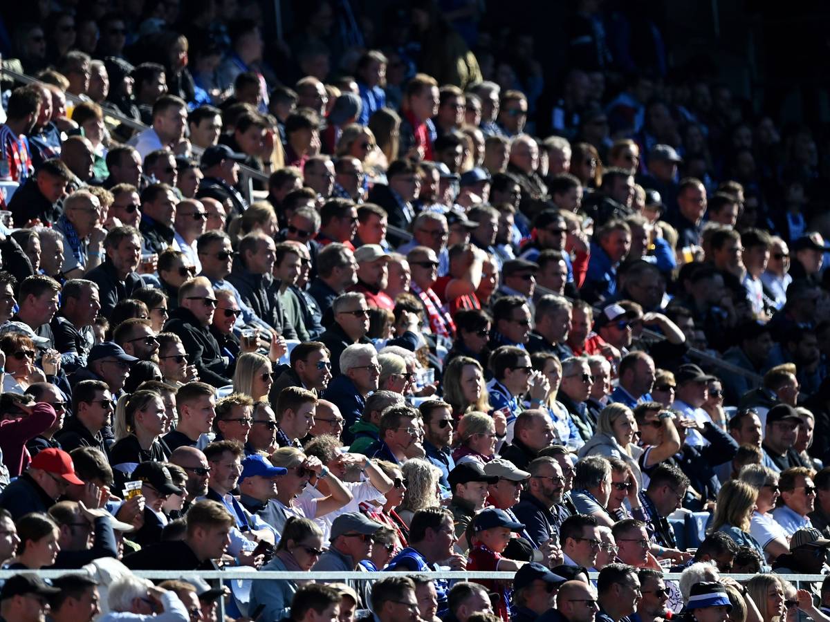 Fans auf der Tribüne der Bielefelder Alm beim Spiel zwischen Arminia Bielefeld und dem FC Bayern München.