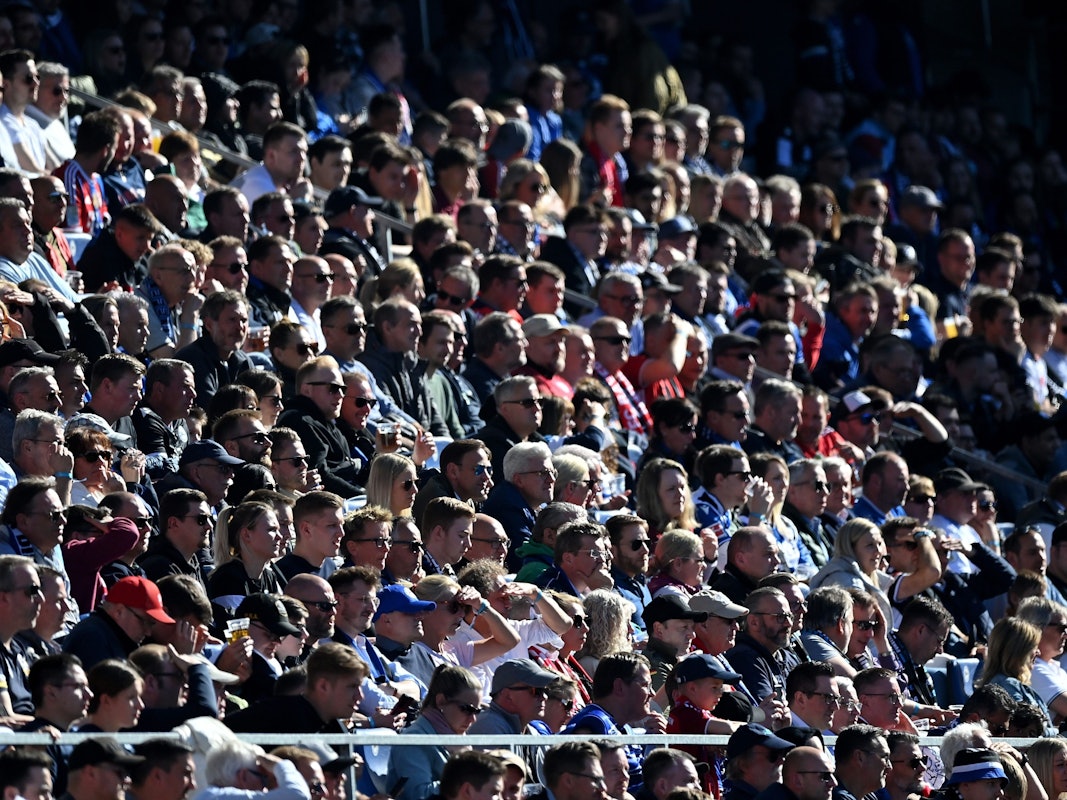 Fans auf der Tribüne der Bielefelder Alm beim Spiel zwischen Arminia Bielefeld und dem FC Bayern München.