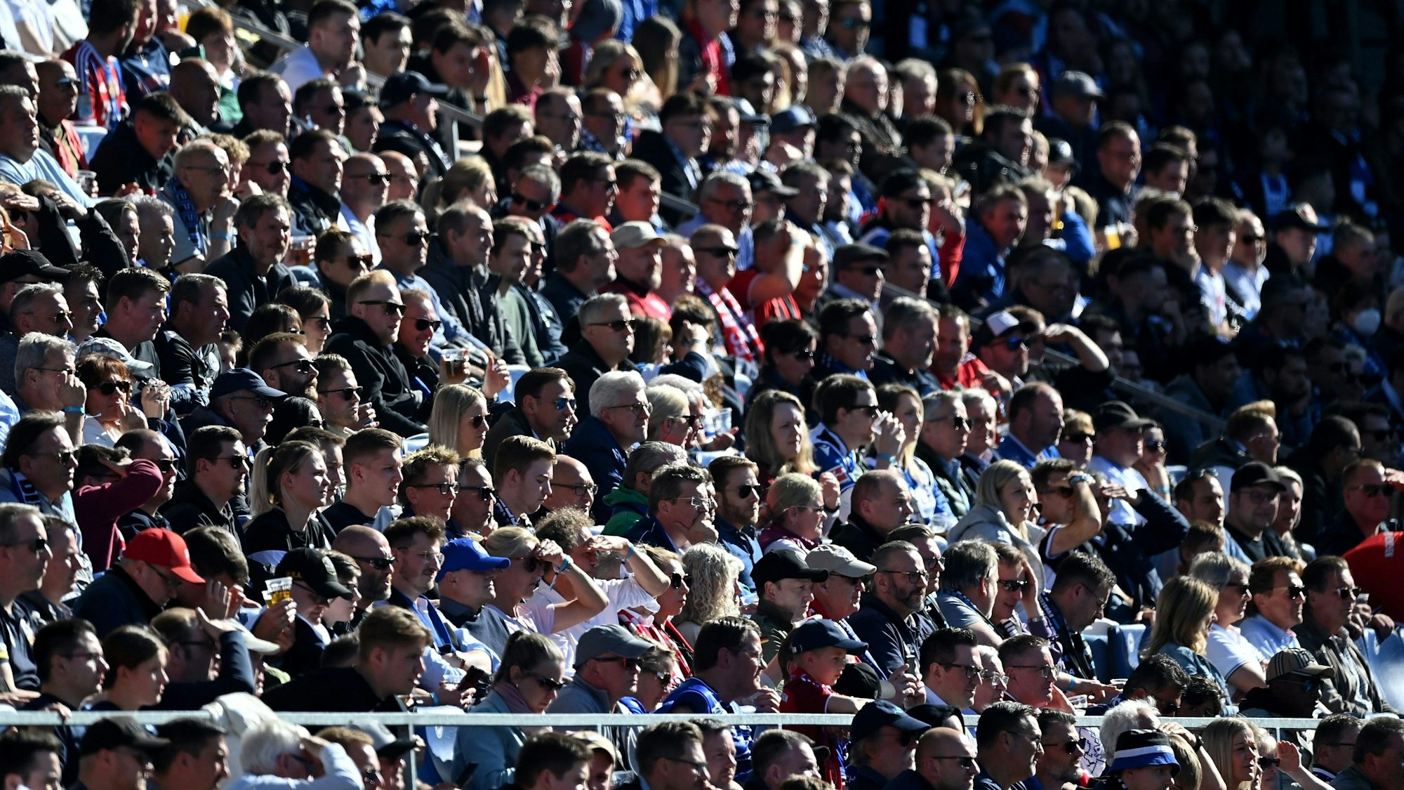 Fans auf der Tribüne der Bielefelder Alm beim Spiel zwischen Arminia Bielefeld und dem FC Bayern München.