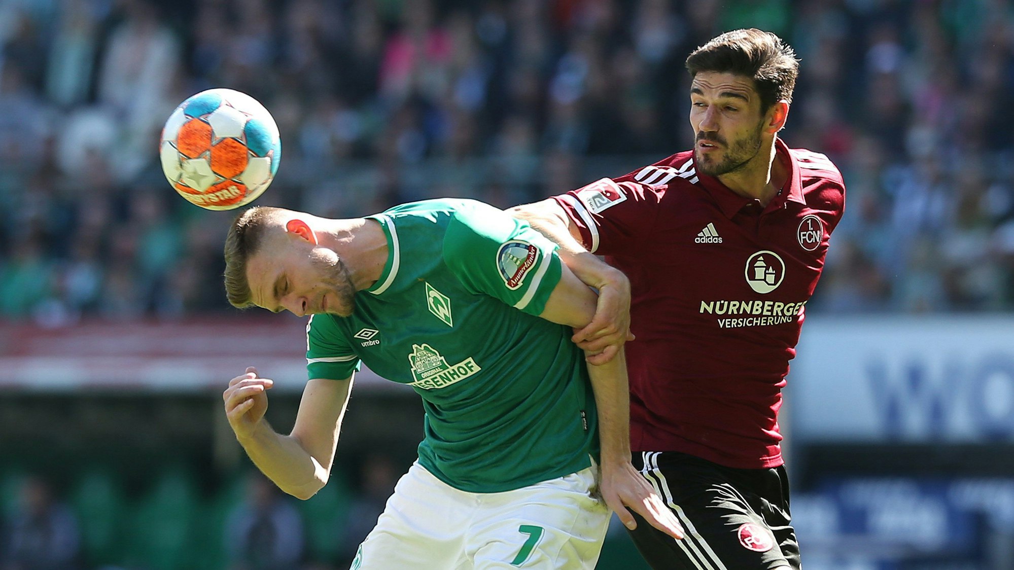 Marvin Ducksch behauptet den Ball im Duell mit Christopher Schindler
