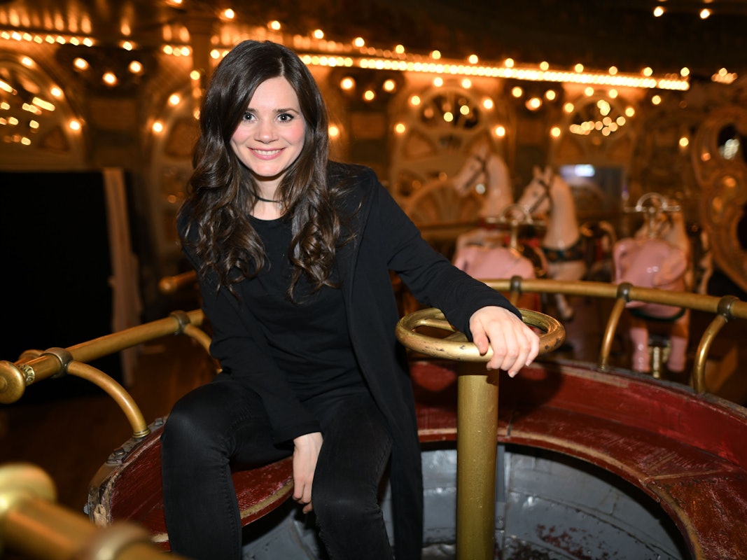 Schauspielerin und YouTube-Darstellerin Joyce Ilg sitzt am 04.04.2018 im Europa-Park auf einem Karussell.
