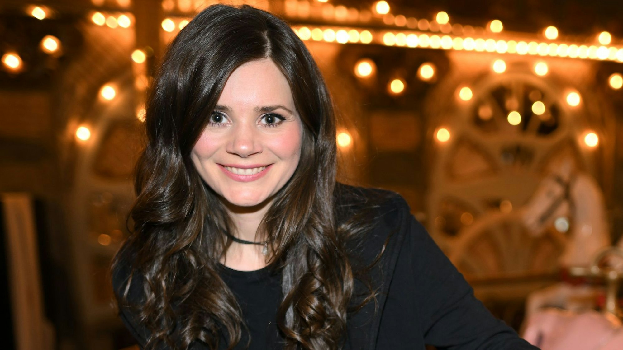 Schauspielerin und YouTube-Darstellerin Joyce Ilg sitzt am 04.04.2018 im Europa-Park auf einem Karussell.