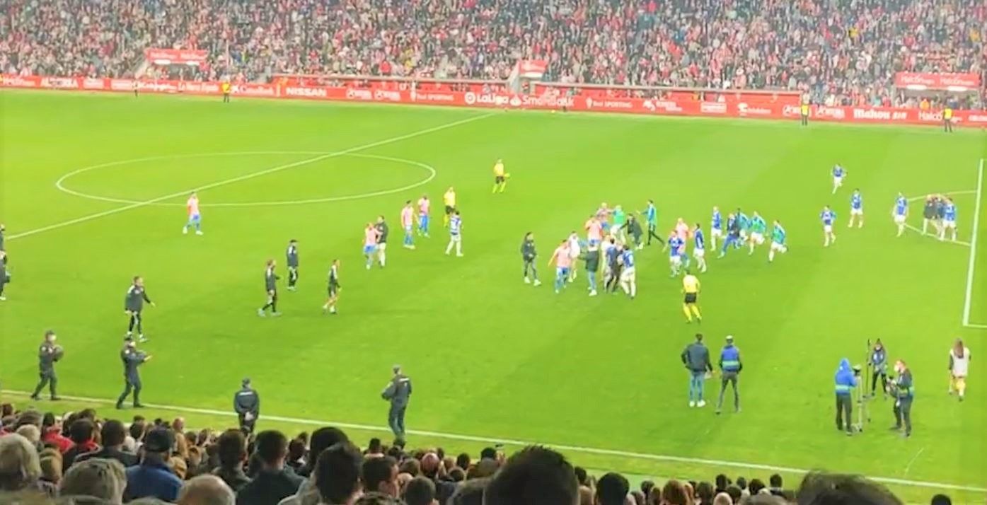 Nach dem Asturien-Derby zwischen Sporting Gijón und Real Oviedo kommt es auf dem Rasen zu Auseinandersetzungen zwischen den Spielern beider Mannschaften.