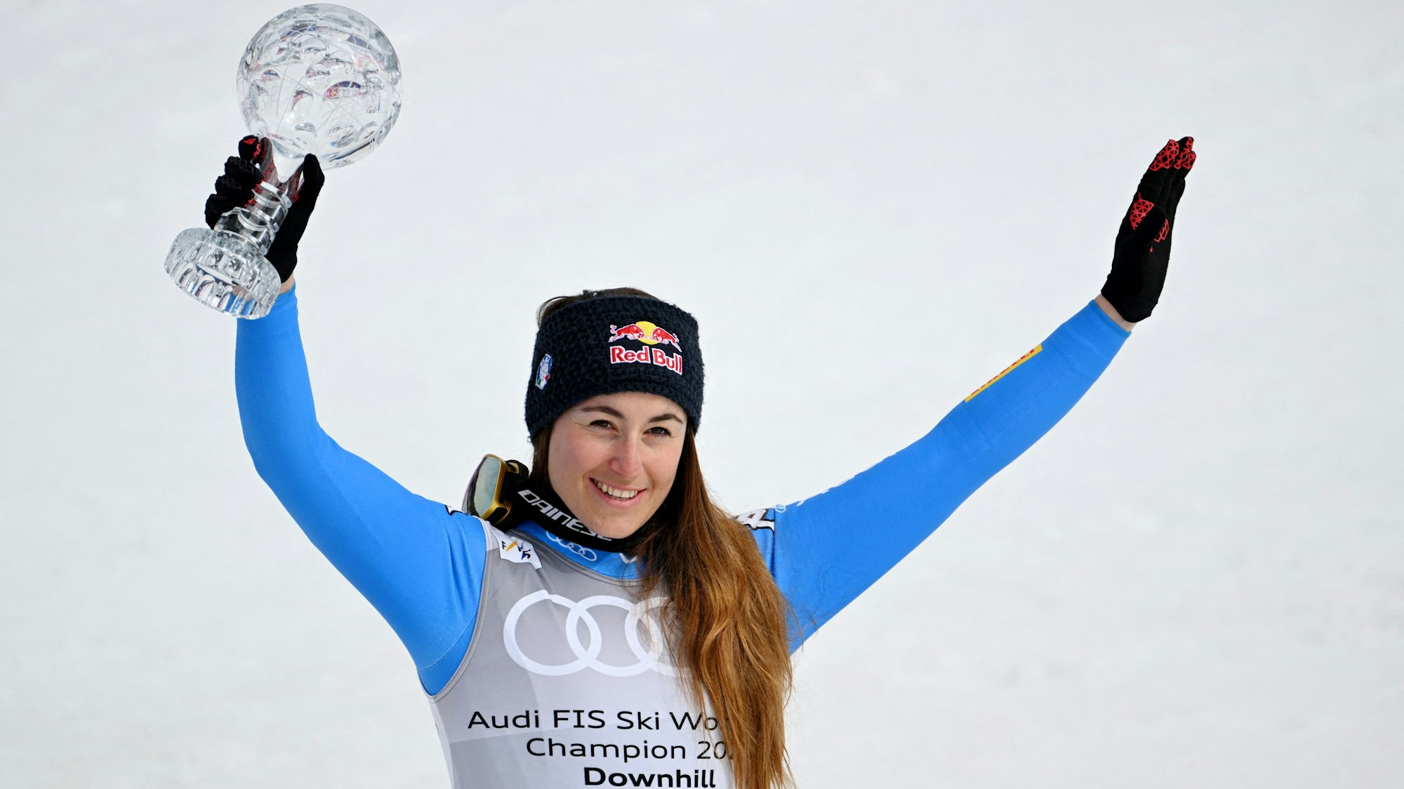 Sofia Goggia jubelt über ihre Trophäe nach dem Gewinn des Abfahrts-Weltcups der Frauen