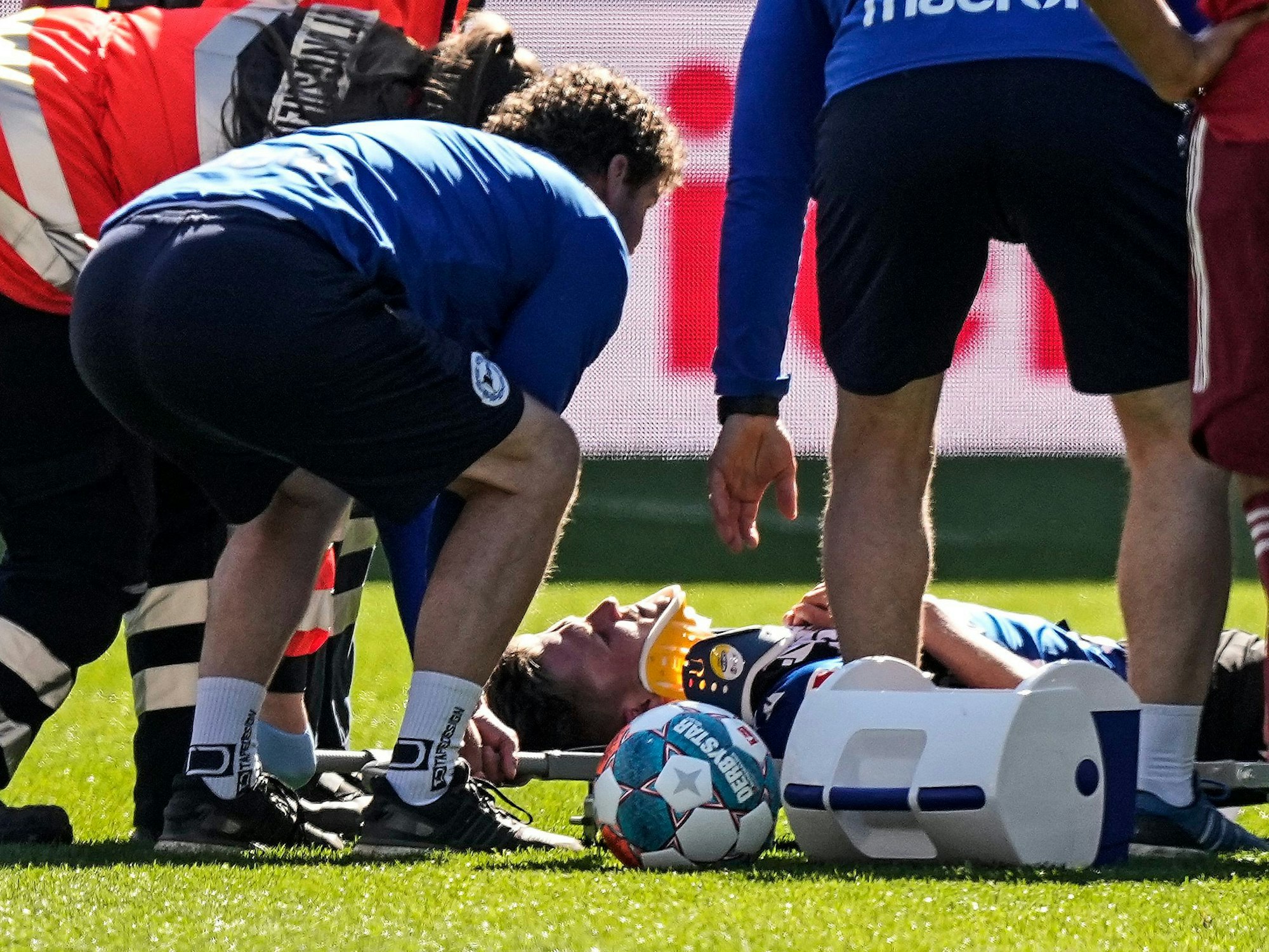 Arminia Bielefelds Fabian Kunze liegt im Spiel gegen den FC Bayern München verletzt auf dem Boden