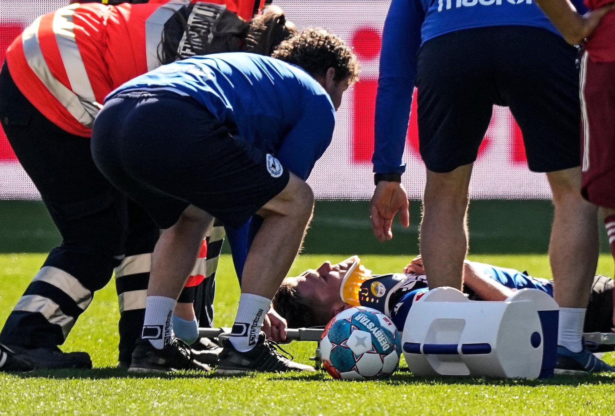 Fabian Kunze liegt verletzt am Boden