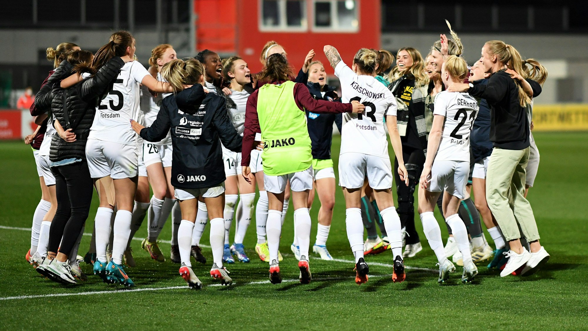 Die Spielerinnen von Turbine Potsdam bilden einen Jubel-Kreis.