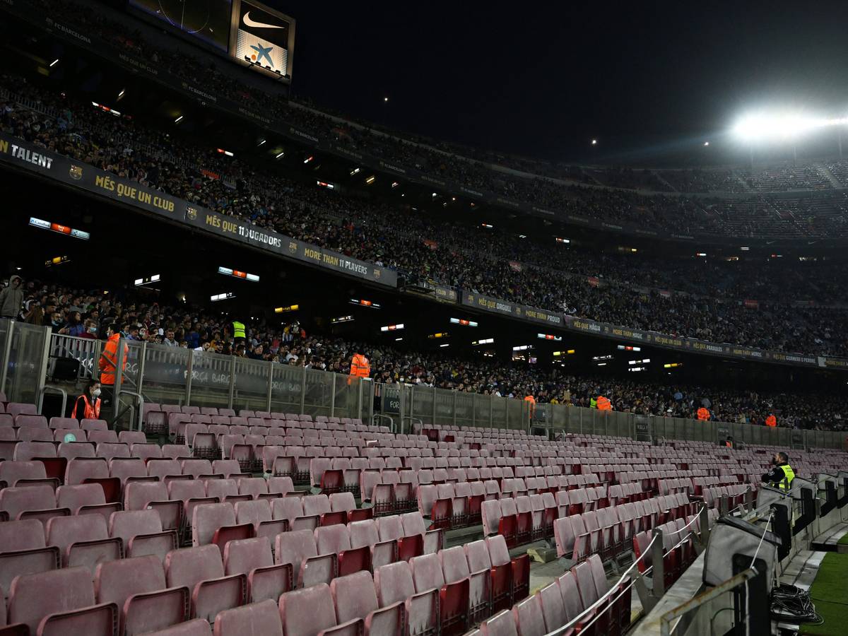 Leere Sitze beim Spiel des FC Barcelona gegen Cadiz.