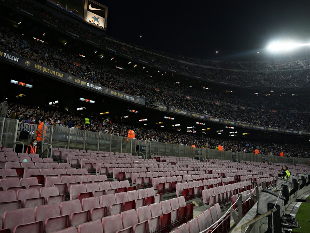 Leere Sitze beim Spiel des FC Barcelona gegen Cadiz.