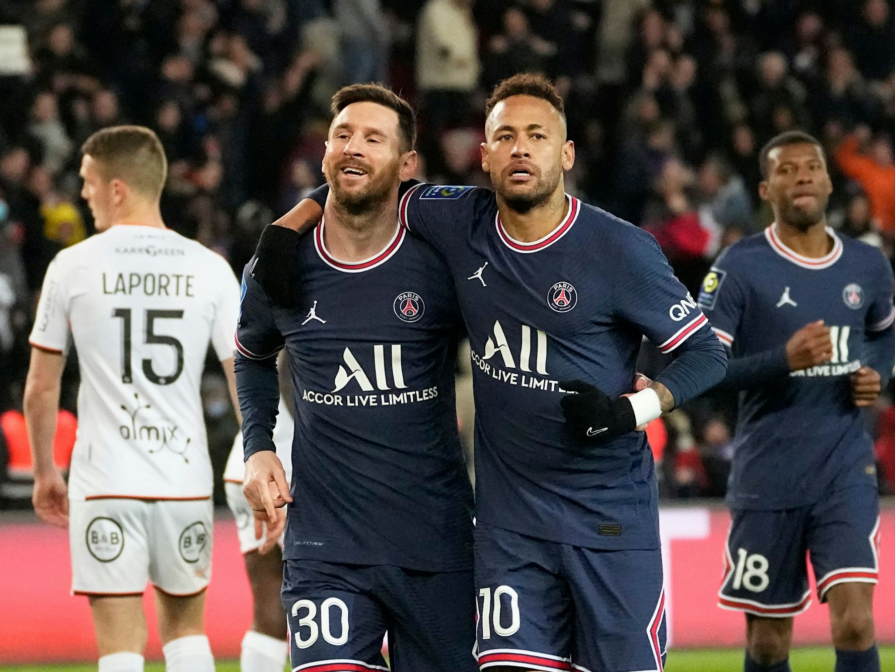 Lionel Messi (l) von PSG feiert mit seinem Teamkollegen Neymar nach dem vierten Tor seiner Mannschaft.