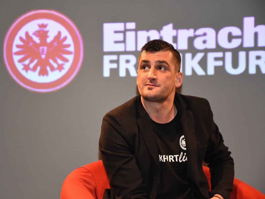 Martin Fenin sitzt im Fußballmuseum von Eintracht Frankfurt.