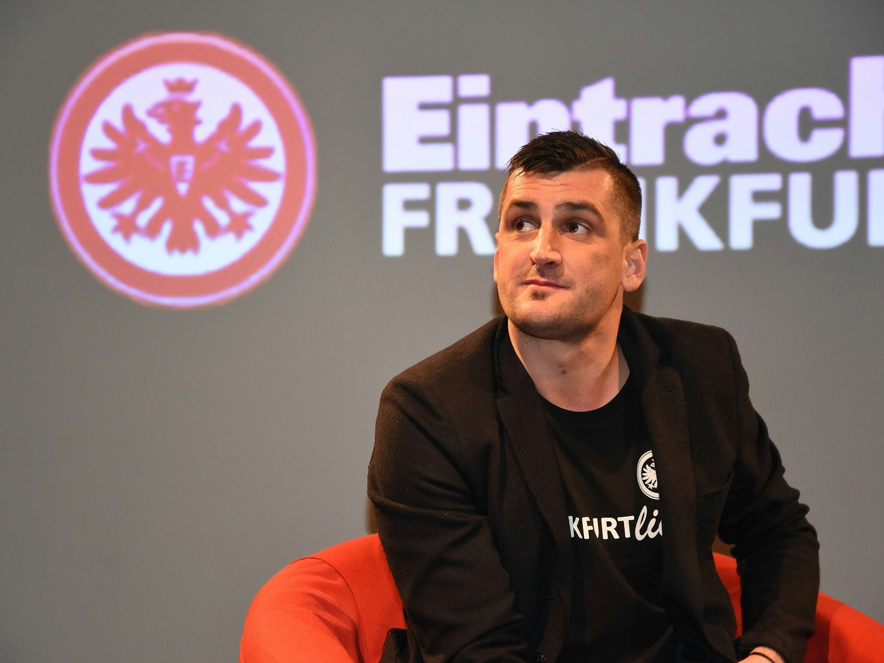 Martin Fenin sitzt im Fußballmuseum von Eintracht Frankfurt.