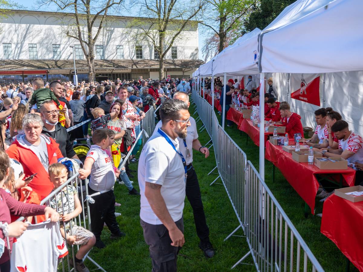 Die Profis des 1. FC Köln geben Autogramme beim FC-Renntag.