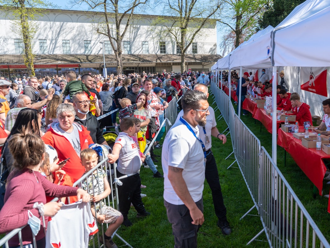 Die Profis des 1. FC Köln geben Autogramme beim FC-Renntag.