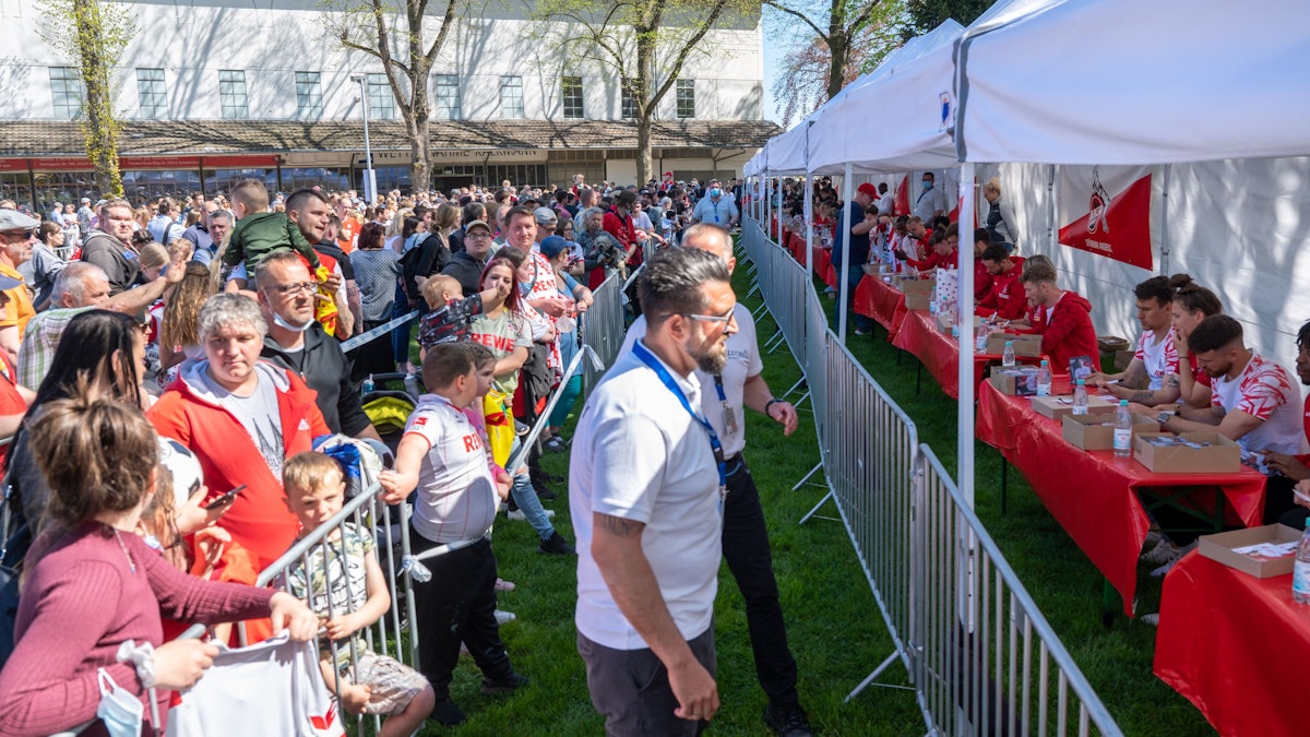 Die Profis des 1. FC Köln geben Autogramme beim FC-Renntag.