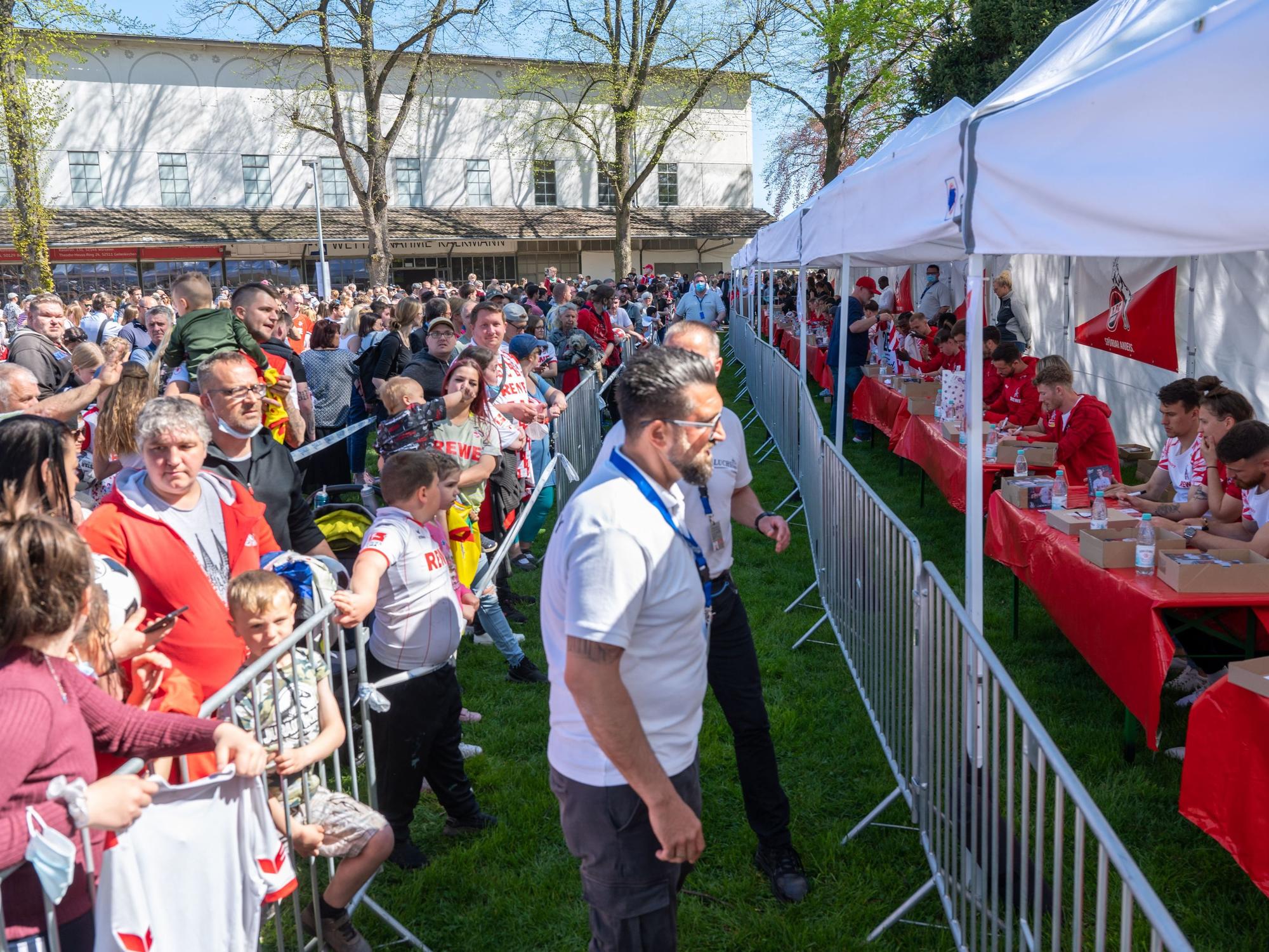 Die Profis des 1. FC Köln geben Autogramme beim FC-Renntag.