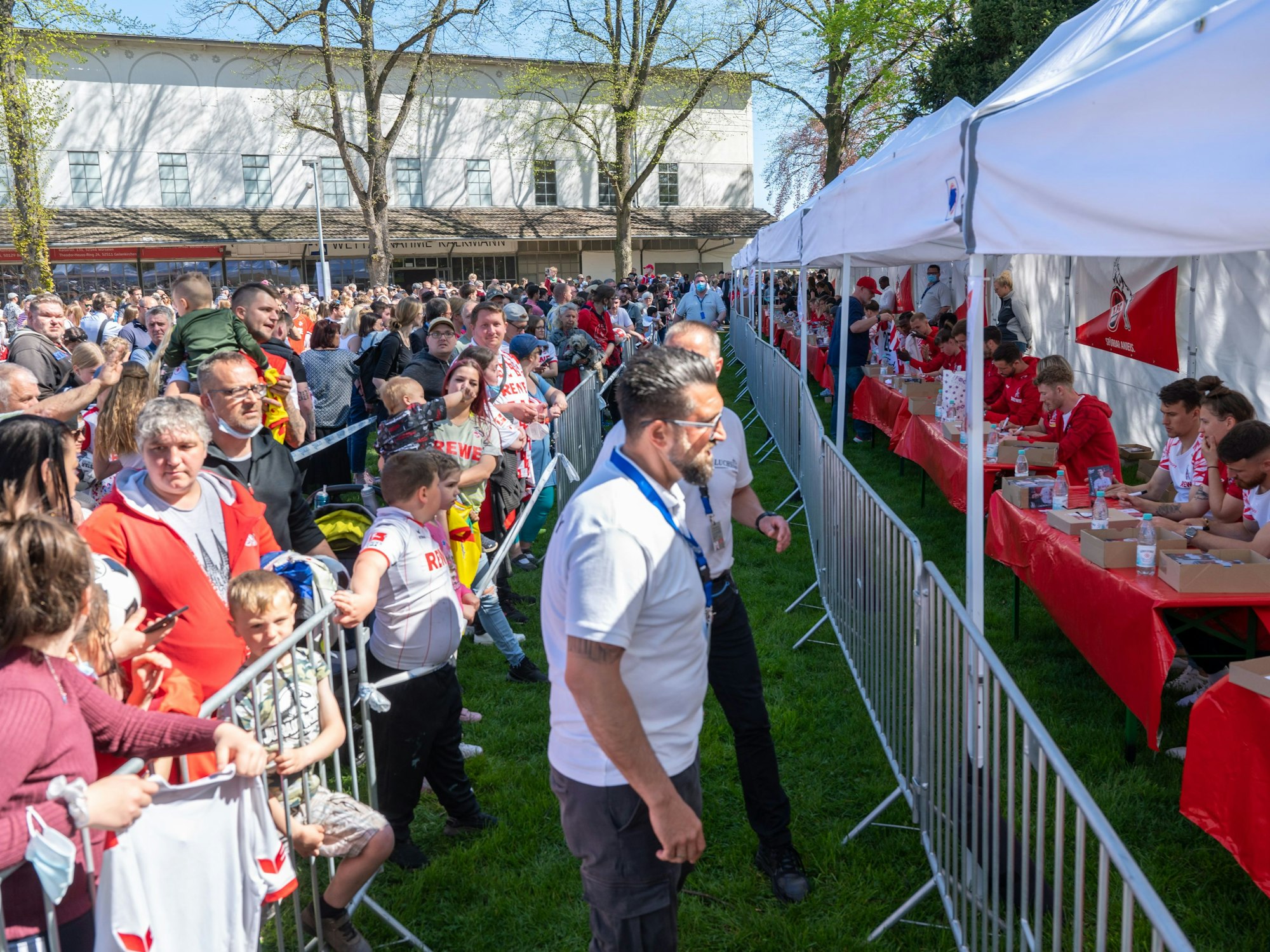 Die Profis des 1. FC Köln geben Autogramme beim FC-Renntag.