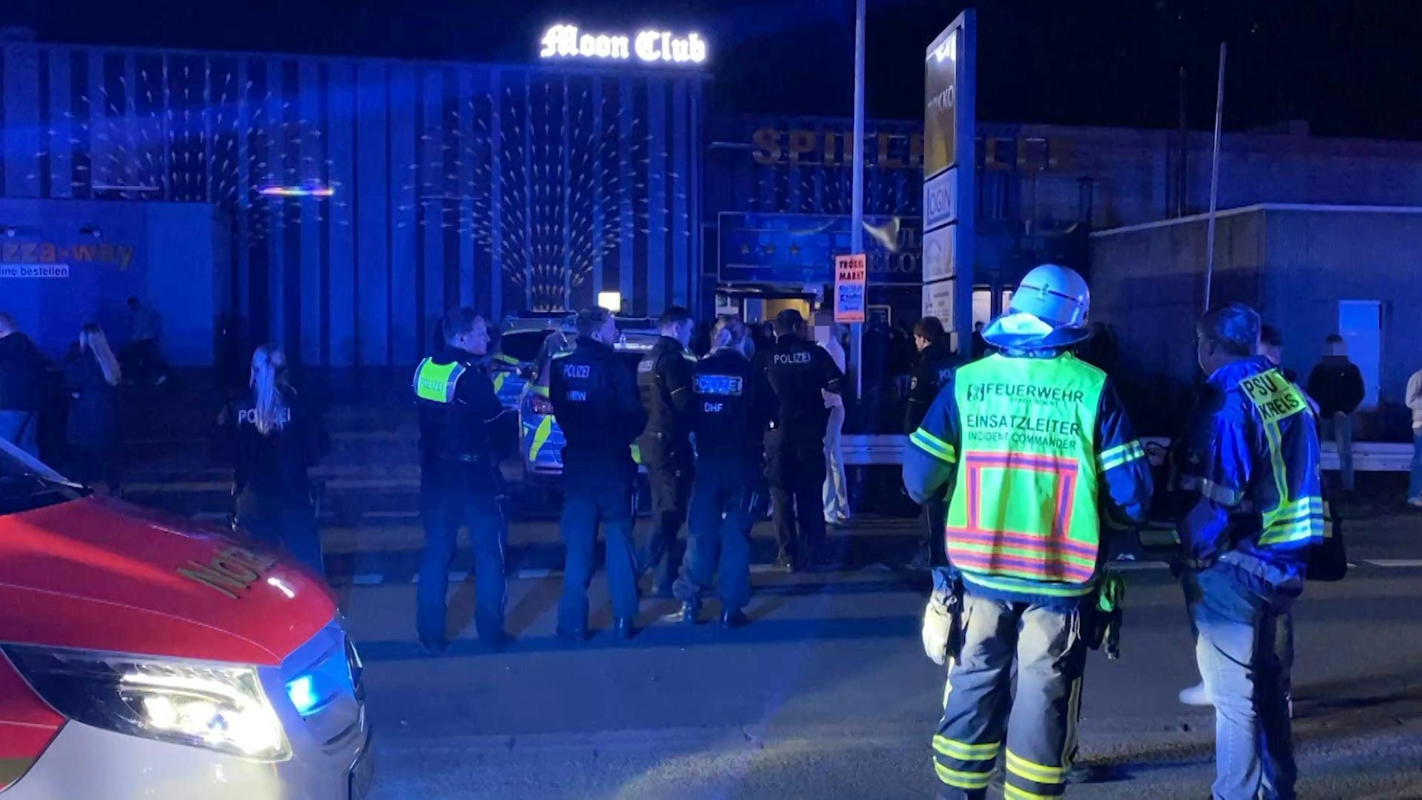 Einsatzkräfte von Polizei und Feuerwehr stehen vor einem Club in Soest. Bei einem Auftritt des Rappers Bonez MC war es zu einem Zwischenfall gekommen, offenbar wurde Pfefferspray auf der Tanzfläche versprüht. Sechs Menschen kamen in Rettungswagen in Krankenhäuser.